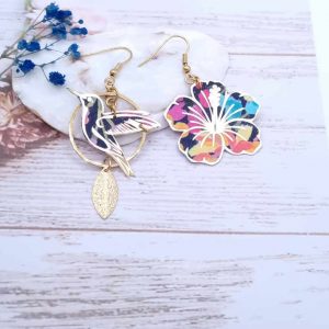 Boucles d'oreilles oiseau colibri et hibiscus en liberty dreams of summer multicolore