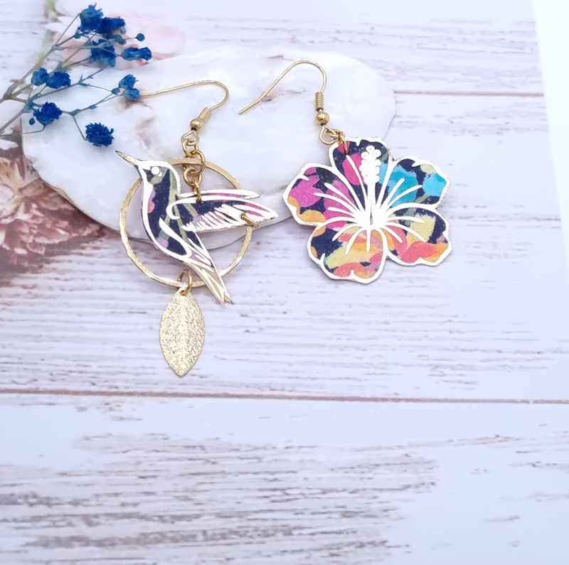 Boucles d’oreilles oiseau colibri  et hibiscus en liberty dreams of summer multicolore
