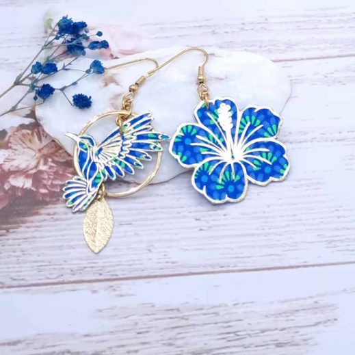 Boucles d'oreilles oiseau colibri 3 et hibiscus en Petit Pan Zazen outremer Boucles d'oreilles oiseau colibri 3 et hibiscus en Petit Pan Zazen outremer