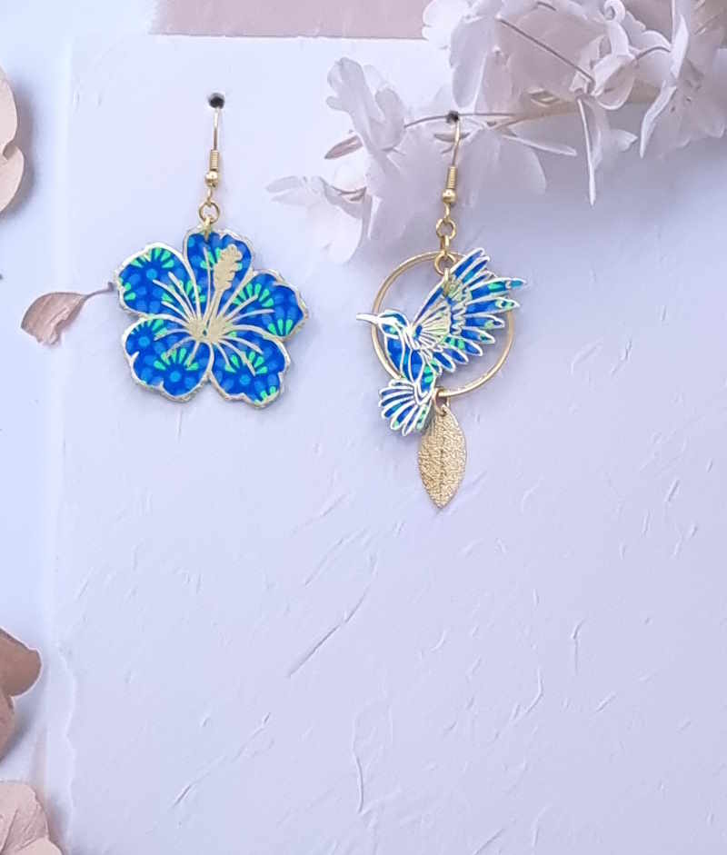 Boucles d’oreilles oiseau colibri 3 et hibiscus en Petit Pan Zazen outremer