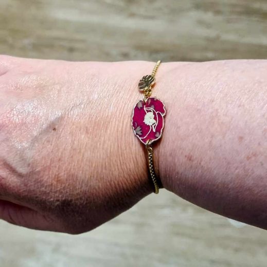 Bracelet ajustable fleur coquelicot en liberty Capel rubis Bracelet ajustable fleur coquelicot en liberty Capel rubis