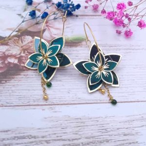 Boucles d'oreilles grandes créoles Fleurs de Tiaré en tissu Emeraude fleurs dorées
