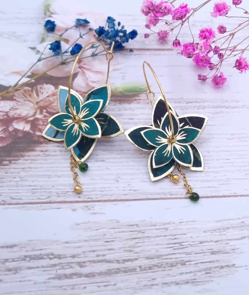 Boucles d'oreilles grandes créoles Fleurs de Tiaré en tissu Emeraude fleurs dorées