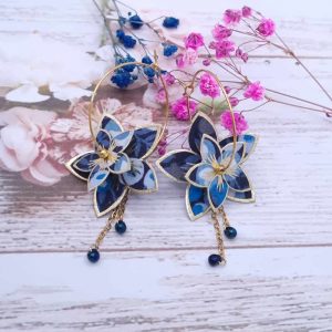 Boucles d'oreilles grandes créoles Fleurs de Tiaré en tissu Wiltshire bleu nuit