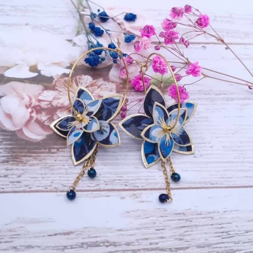 Boucles d'oreilles grandes créoles Fleurs de Tiaré en tissu Wiltshire bleu nuit