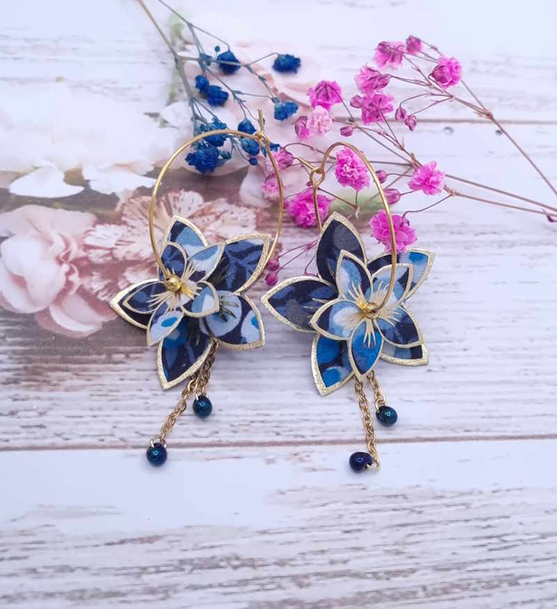 Boucles d'oreilles grandes créoles Fleurs de Tiaré en tissu Wiltshire bleu nuit