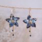 Boucles d'oreilles grandes créoles Fleurs de Tiaré en tissu Wiltshire bleu nuit
