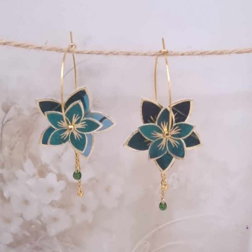 Boucles d'oreilles grandes créoles Fleurs de Tiaré en tissu Emeraude fleurs dorées Boucles d'oreilles grandes créoles Fleurs de Tiaré en tissu Emeraude fleurs dorées