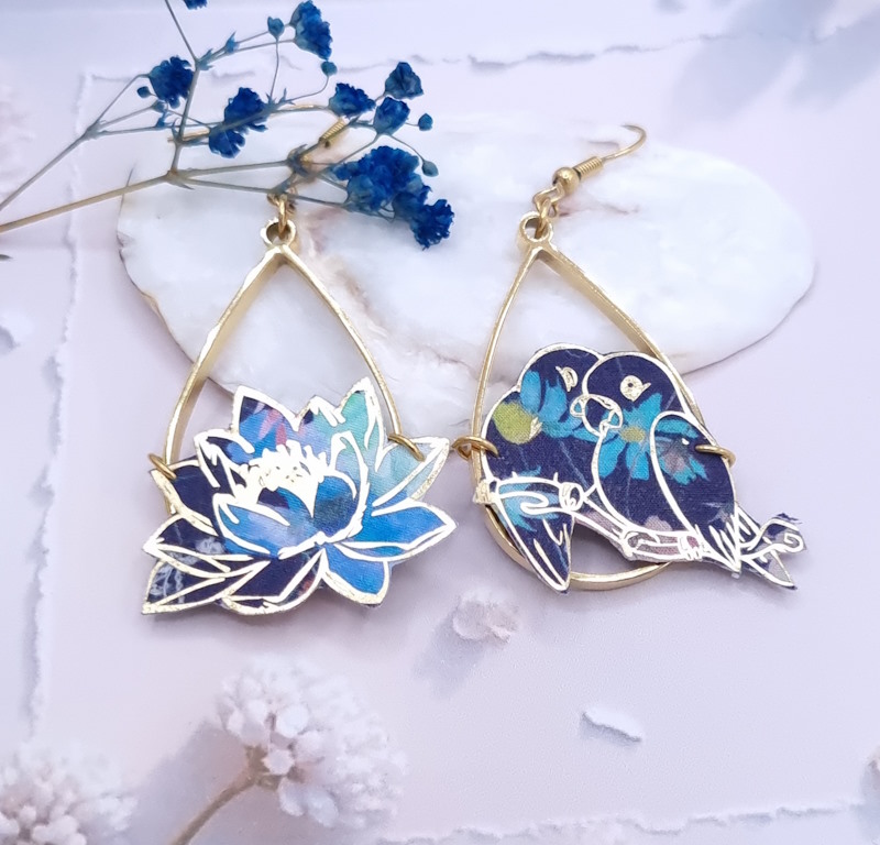Boucles d'oreilles oiseaux inséparables et lotus en TISSU liberty Purley Meadow marine