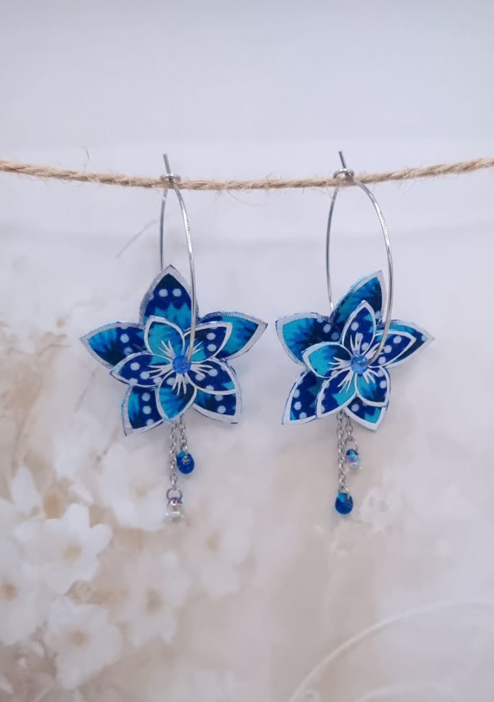 Boucles d'oreilles grandes créoles Fleurs de Tiaré en tissu Petit Pan Wasabi bleu
