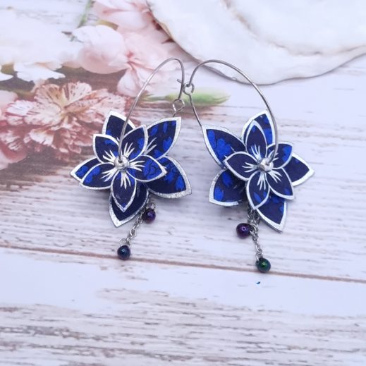 Boucles d'oreilles grandes créoles Fleurs de Tiaré en tissu Liberty Capel indigo Boucles d'oreilles grandes créoles Fleurs de Tiaré en tissu Liberty Capel indigo