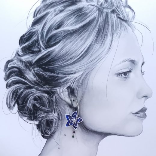 Boucles d'oreilles grandes créoles Fleurs de Tiaré en tissu Liberty Capel indigo Boucles d'oreilles grandes créoles Fleurs de Tiaré en tissu Liberty Capel indigo