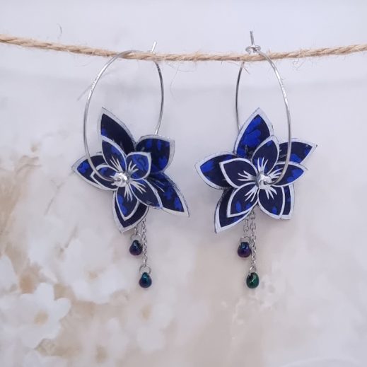 Boucles d'oreilles grandes créoles Fleurs de Tiaré en tissu Liberty Capel indigo Boucles d'oreilles grandes créoles Fleurs de Tiaré en tissu Liberty Capel indigo