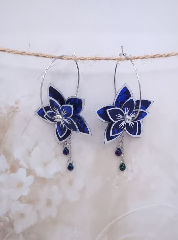 Boucles d'oreilles grandes créoles Fleurs de Tiaré en tissu Liberty Capel indigo