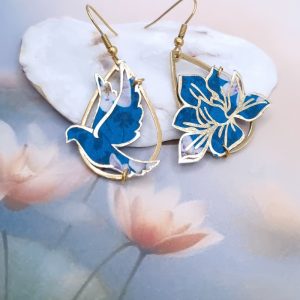 Boucles d'oreilles colombe et fleurs de magnolia en TISSU Maia bleu