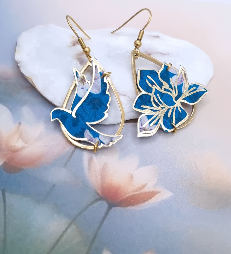 Boucles d'oreilles colombe et fleurs de magnolia en TISSU Maia bleu