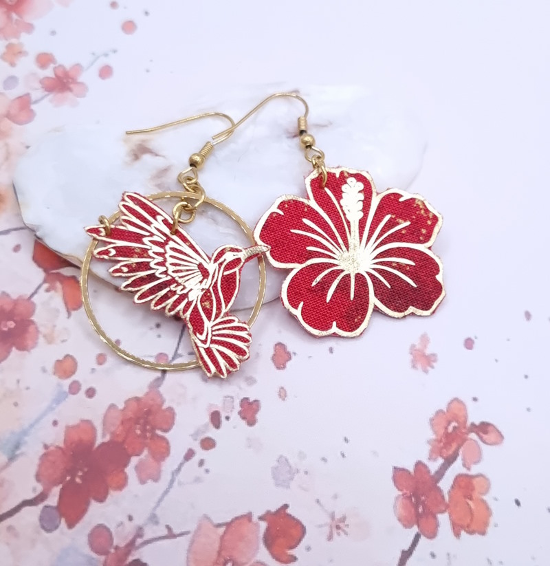 Boucles d'oreilles oiseau colibri 3 et hibiscus en Tissus japonais moiré rouge