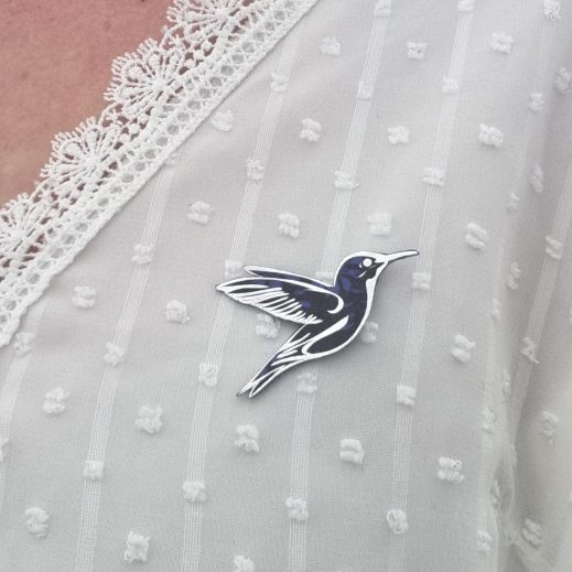 Broche Colibri en tissu liberty Capel indigo Broche Colibri en tissu liberty Capel indigo