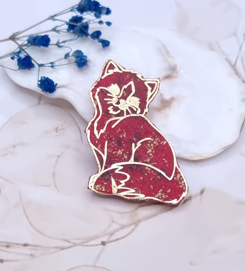 Broche Chat en tissu japonais moiré rouge