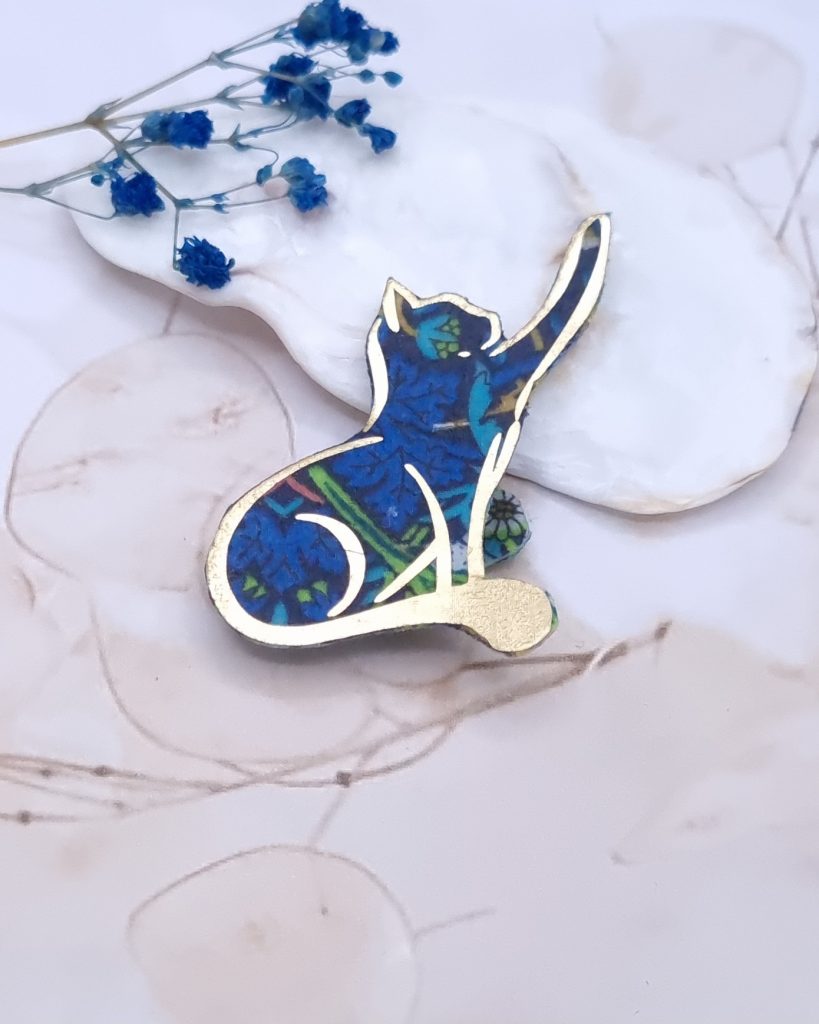 Broche Chat en tissu liberty strawberry thief denim