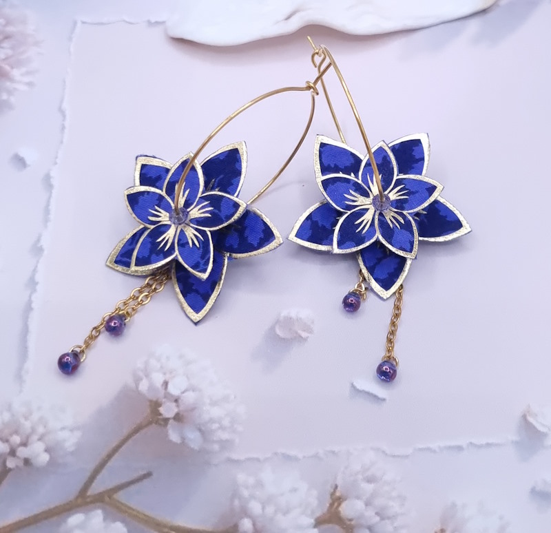 Boucles d'oreilles grandes créoles Fleurs de Tiaré en tissu Liberty Glenjade violet