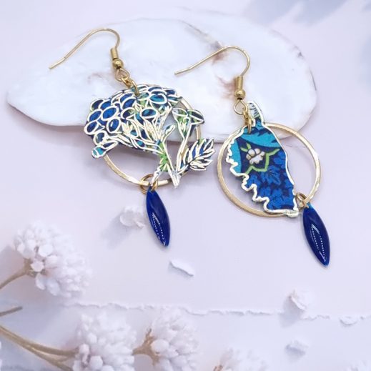 Boucles d'oreilles fleurs immortelles de Corse et Corse en TISSU Strawberry thief denim Boucles d'oreilles fleurs immortelles de Corse et Corse en TISSU Strawberry thief denim