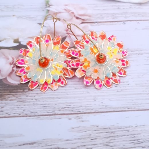 Boucles d'oreilles grandes créoles Marguerites en tissu Petit Pan Boucles d'oreilles grandes créoles Marguerites en tissu Petit Pan