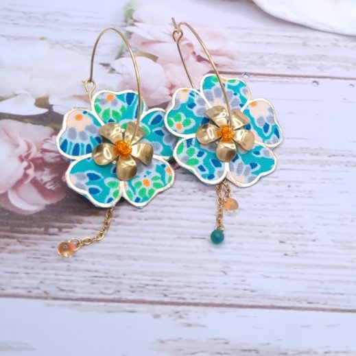 Boucles d'oreilles grandes créoles fleurs en TISSU Petit Pan calendula vert Boucles d'oreilles grandes créoles fleurs en TISSU Petit Pan calendula vert