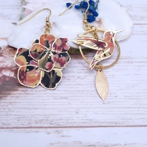 Boucles d'oreilles colibri et fleur de cerisier en tissu liberty dreams of summer burnt