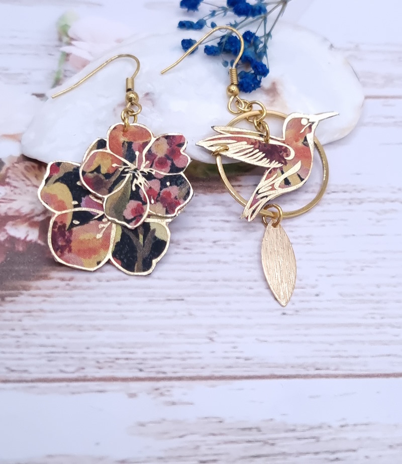 Boucles d'oreilles colibri et fleur de cerisier en tissu liberty dreams of summer burnt
