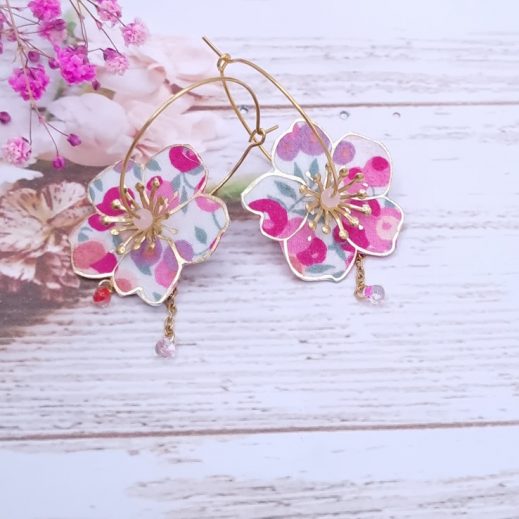 Boucles d'oreilles grandes créoles fleurs de cerisier en TISSU liberty Wiltshire Summer garden Boucles d'oreilles grandes créoles fleurs de cerisier en TISSU liberty Wiltshire Summer garden