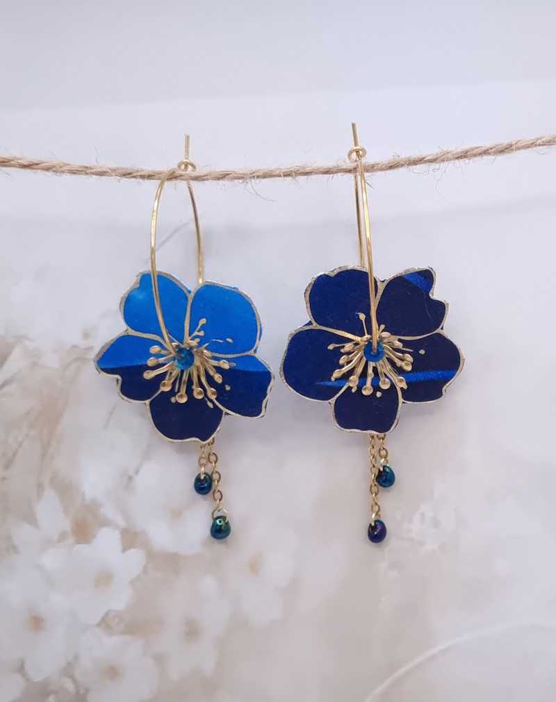 Boucles d'oreilles grandes créoles fleurs de cerisier en TISSU liberty féérie bleue