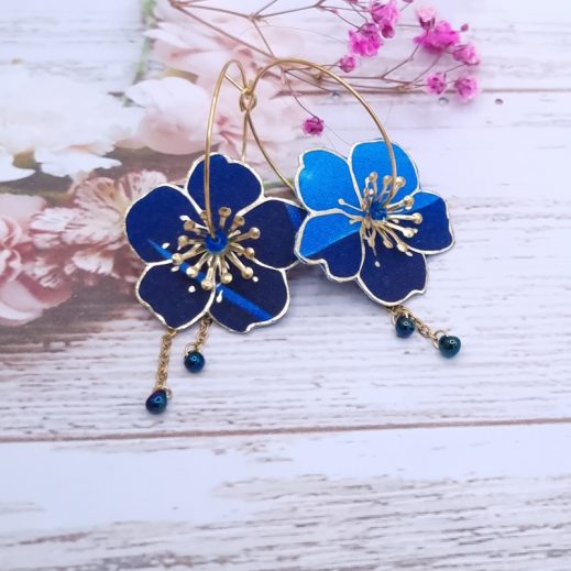 Boucles d'oreilles grandes créoles fleurs de cerisier en TISSU liberty féérie bleue Boucles d'oreilles grandes créoles fleurs de cerisier en TISSU liberty féérie bleue