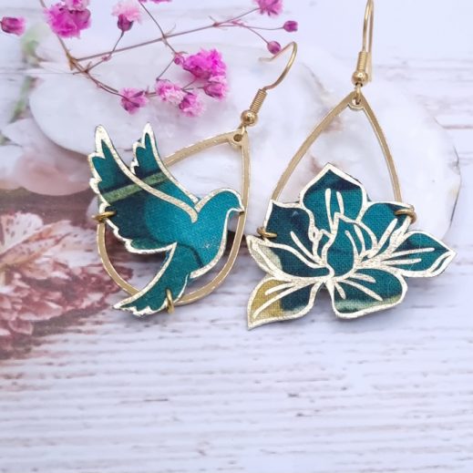 Boucles d'oreilles colombe et fleurs de magnolia en TISSU Emeraude à fleurs dorées
