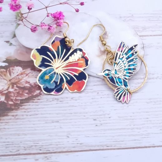 Boucles d'oreilles oiseau colibri 3 et hibiscus en liberty dreams of summer multicolore