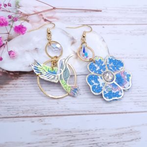 Boucles d'oreilles oiseau colibri et fleur en liberty Margareth Annie fluo givré
