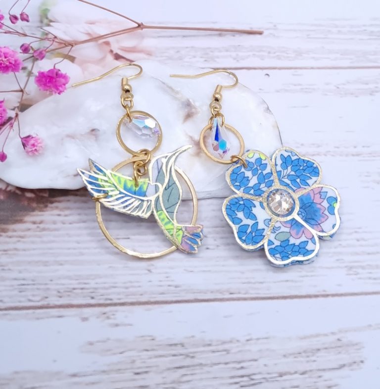 Boucles d'oreilles oiseau colibri et fleur en liberty Margareth Annie fluo givré