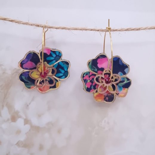 Boucles d'oreilles grandes créoles fleurs en TISSU liberty Dream of summer multicolore Boucles d'oreilles grandes créoles fleurs en TISSU liberty Dream of summer multicolore