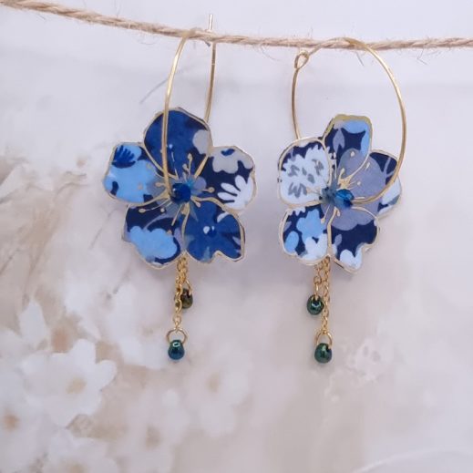 Boucles d'oreilles grandes créoles fleurs de cerisier en TISSU liberty Thorpe Barjavel Boucles d'oreilles grandes créoles fleurs de cerisier en TISSU liberty Thorpe Barjavel