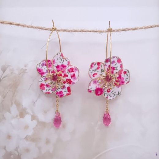 Boucles d'oreilles grandes créoles fleurs de cerisier en TISSU liberty Phoebe Fuchsia Boucles d'oreilles grandes créoles fleurs de cerisier en TISSU liberty Phoebe Fuchsia