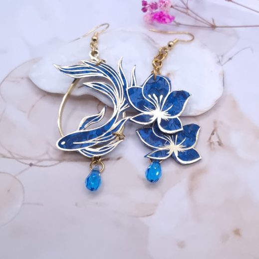 Boucles d'oreilles asymétriques poisson et fleur en Liberty Emma et Georgina bleu Boucles d'oreilles asymétriques poisson et fleur en Liberty Emma et Georgina bleu