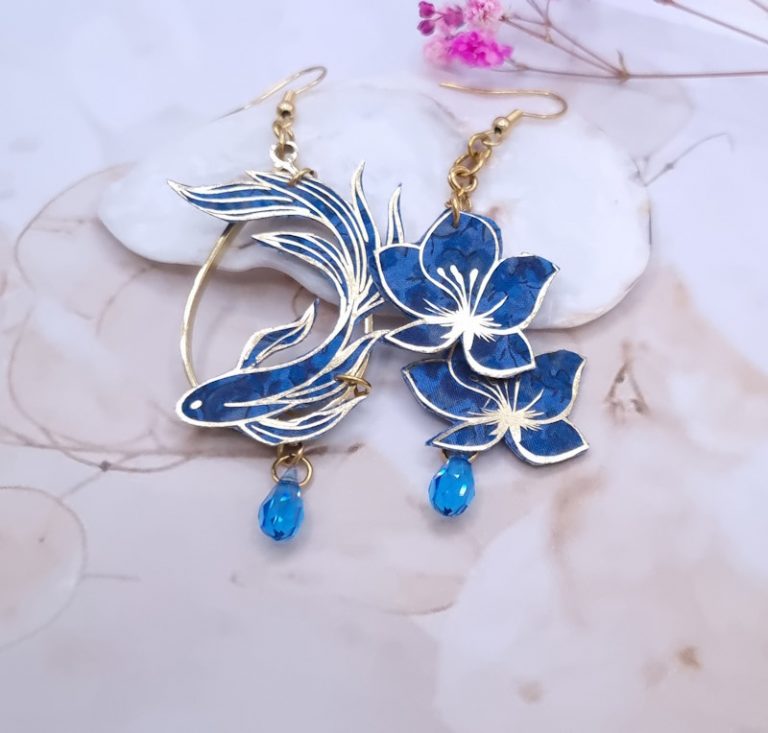 Boucles d'oreilles asymétriques poisson et fleur en Liberty Emma et Georgina bleu