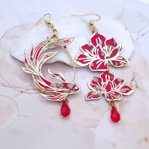 Boucles d'oreilles asymétriques poisson et fleurs en Liberty Capel rouge