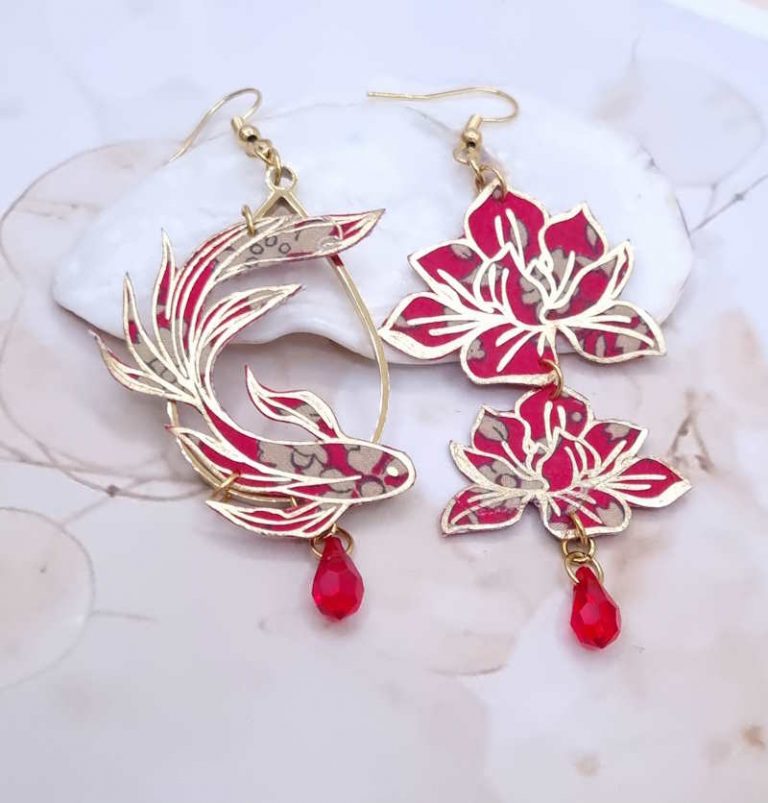Boucles d'oreilles asymétriques poisson et fleurs en Liberty Capel rouge