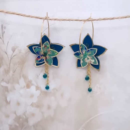 Boucles d'oreilles grandes créoles fleurs de tiaré en TISSU liberty donna leigh jade et uni bleu pétrole