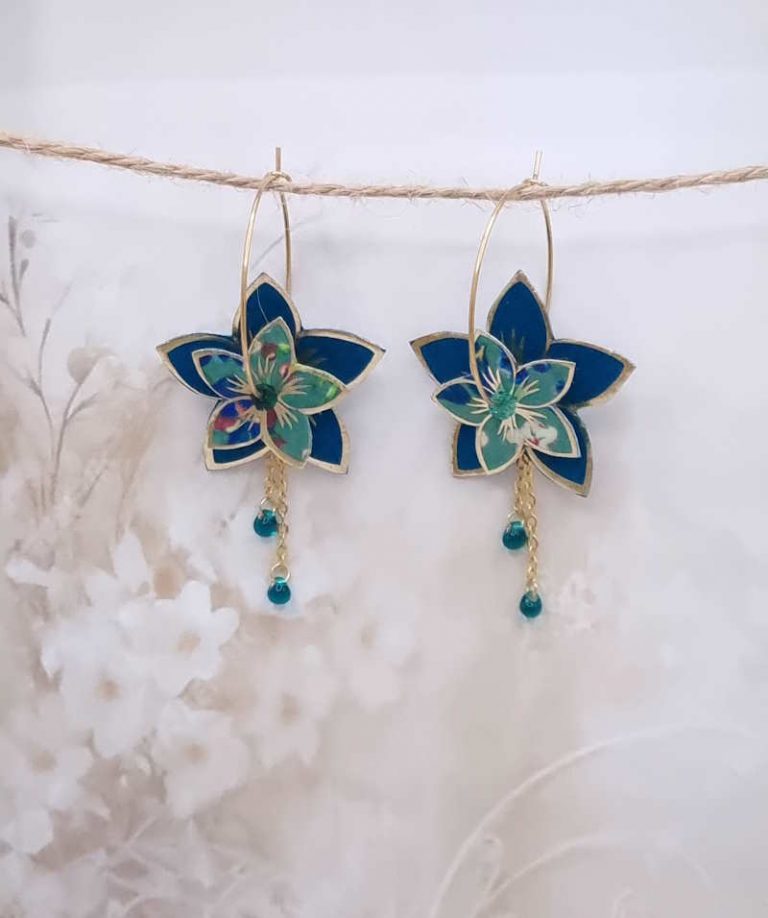 Boucles d'oreilles grandes créoles fleurs de tiaré en TISSU liberty donna leigh jade et uni bleu pétrole