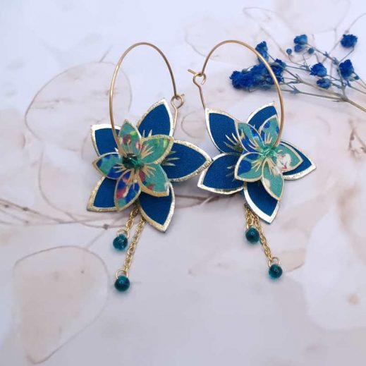 Boucles d'oreilles grandes créoles fleurs de tiaré en TISSU liberty donna leigh jade et uni bleu pétrole Boucles d'oreilles grandes créoles fleurs de tiaré en TISSU liberty donna leigh jade et uni bleu pétrole