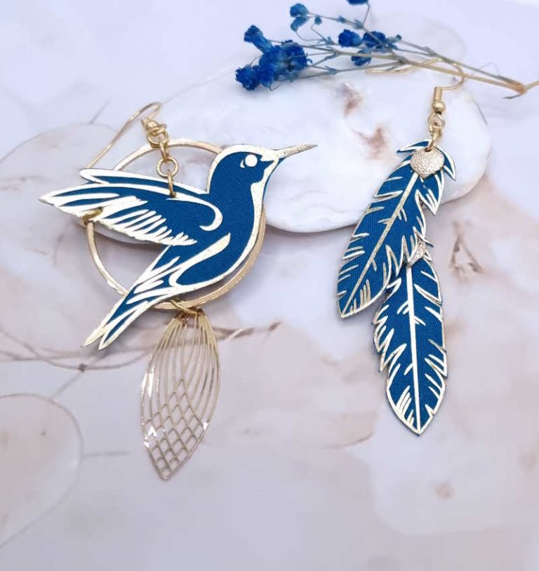 Boucles d'oreilles plumes et grand colibri en tissu Uni bleu pétrole