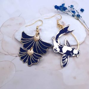 Boucles d'oreilles asymétriques poisson Carpe Koï et Gingko en Tissu uni bleu marine