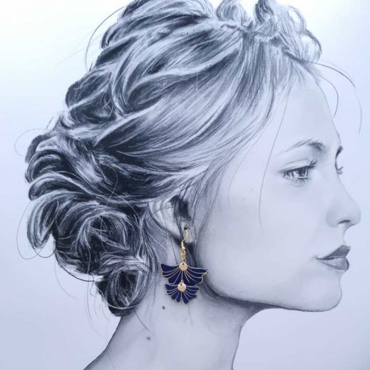 Boucles d'oreilles asymétriques poisson Carpe Koï et Gingko en Tissu uni bleu marine Boucles d'oreilles asymétriques poisson Carpe Koï et Gingko en Tissu uni bleu marine